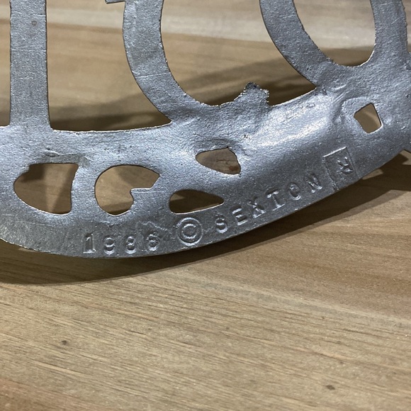 Vintage Sexton Aluminum Welcome Sign 1986 Gold Tone Scroll With Flowers - Picture 5 of 5